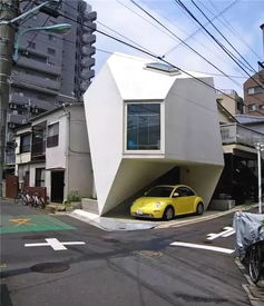东京超紧凑住宅 这个街角的小房子基地约 7.5 7.5米见方,可达性超好,车子能直接开到楼下 有漂亮的天窗和一个大窗户 建筑形体很简单也很有趣,像是工作室里的折纸模型 建筑师Yasuhiro Yamashita是根据社会学 环境学和功能需要来设计这个住宅的